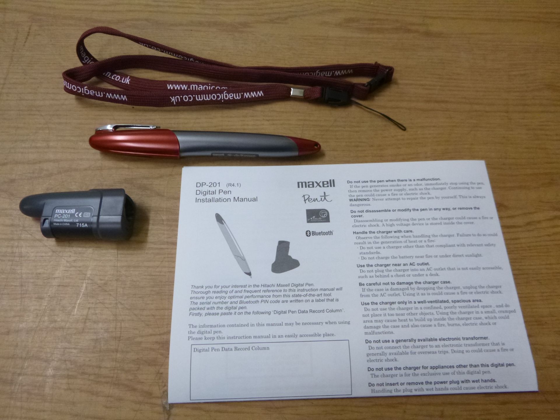 HITACHI MAXELL PENIT DP-201 DIGITAL PEN SET COMPRISING PEN, CHARGER, LANYARD & INFORMATION SHEET.