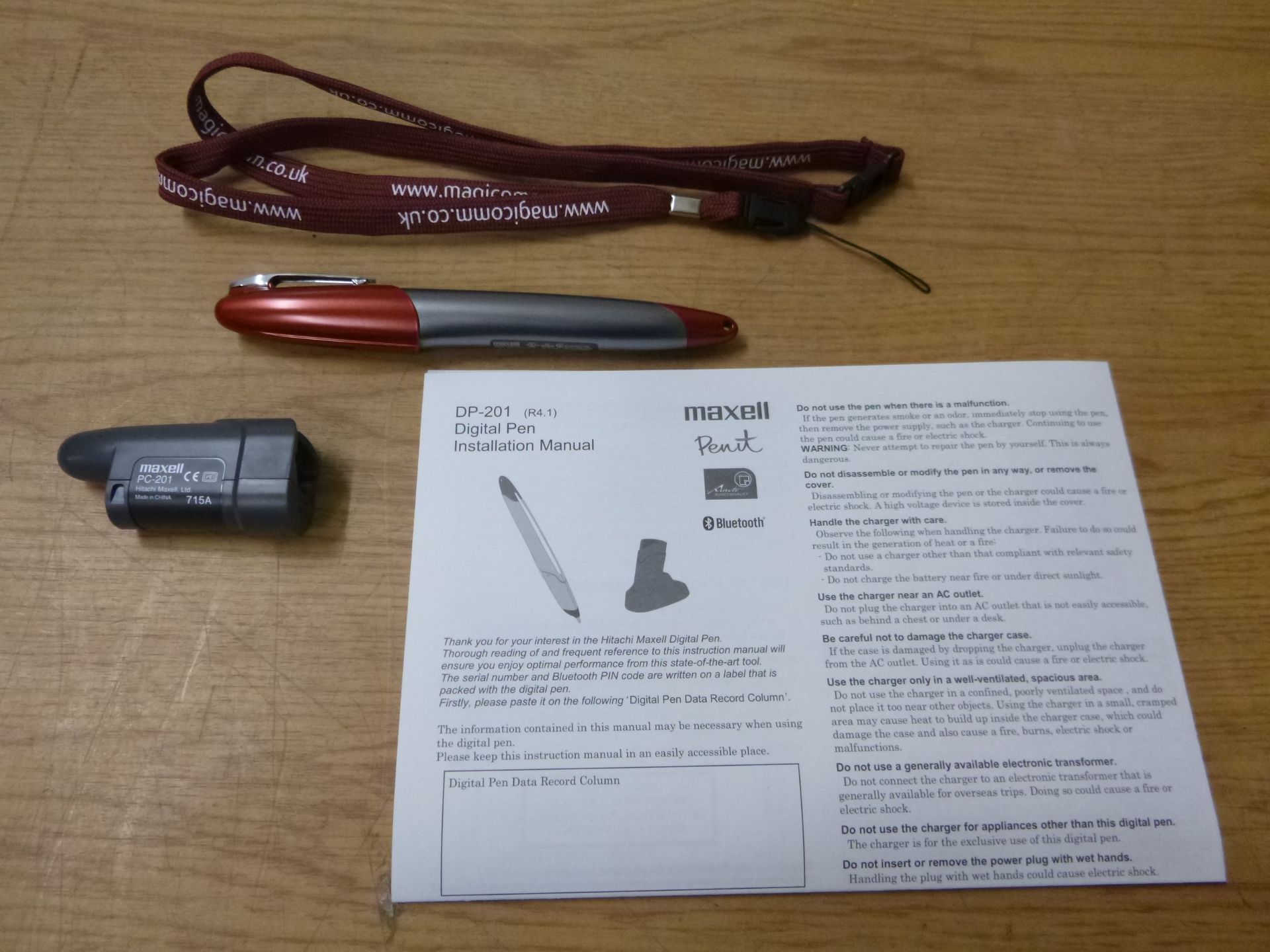 HITACHI MAXELL PENIT DP-201 DIGITAL PEN SET COMPRISING PEN, CHARGER, LANYARD & INFORMATION SHEET.