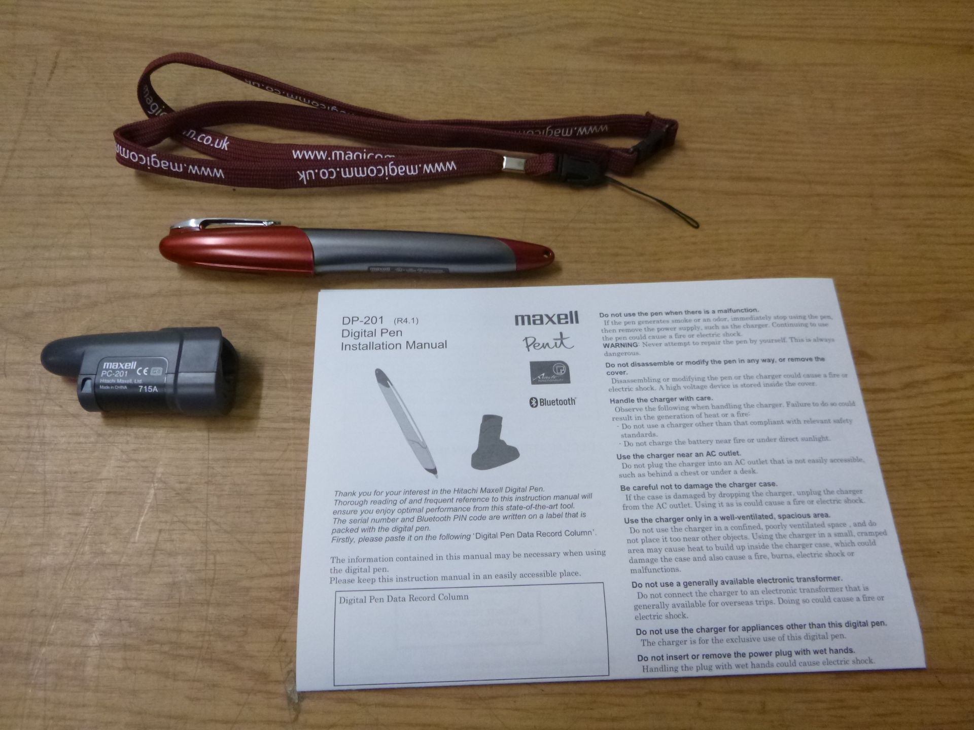 HITACHI MAXELL PENIT DP-201 DIGITAL PEN SET COMPRISING PEN, CHARGER, LANYARD & INFORMATION SHEET.