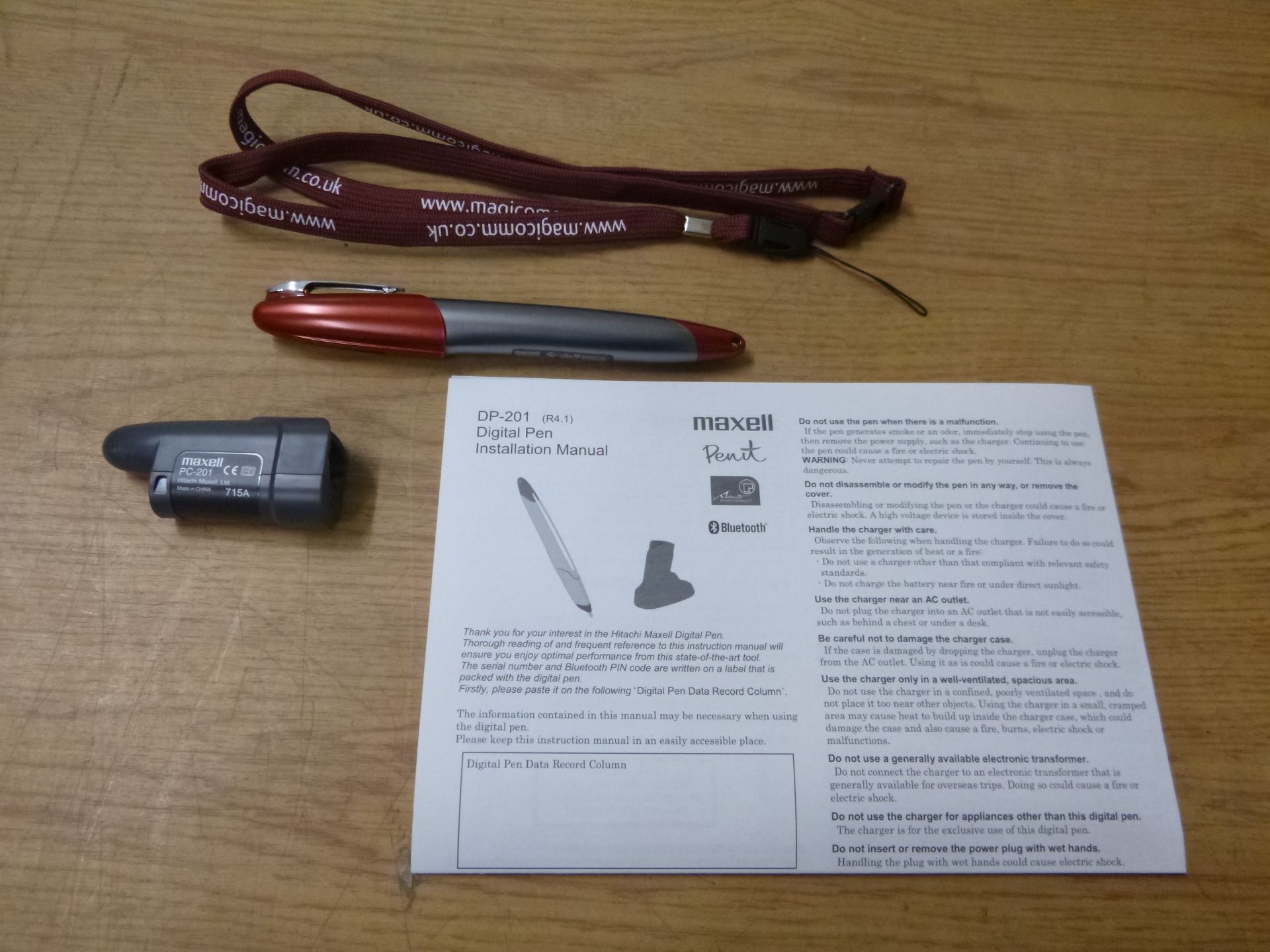 HITACHI MAXELL PENIT DP-201 DIGITAL PEN SET COMPRISING PEN, CHARGER, LANYARD & INFORMATION SHEET.