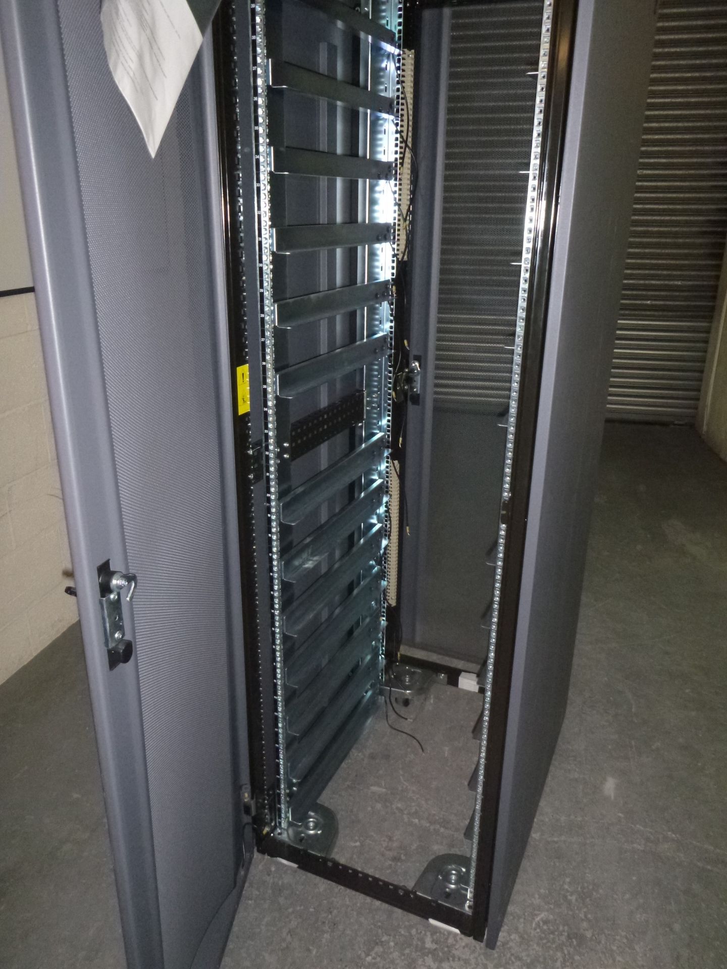 NETWORK APPLIANCE 42U RACKMOUNT CABINET COMPLETE WITH SUPPORT SHELVES - Image 2 of 2