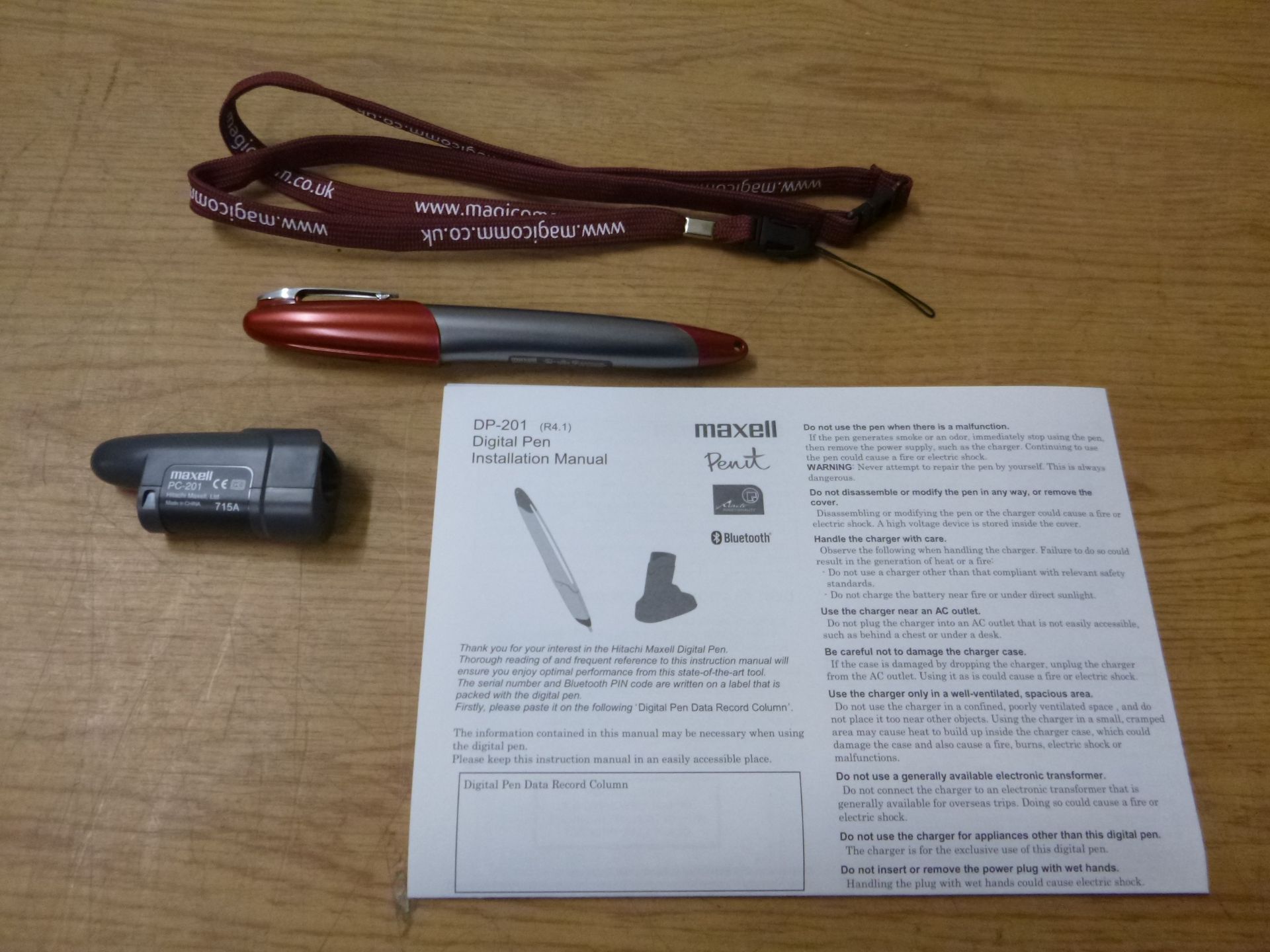 HITACHI MAXELL PENIT DP-201 DIGITAL PEN SET COMPRISING PEN, CHARGER, LANYARD & INFORMATION SHEET.