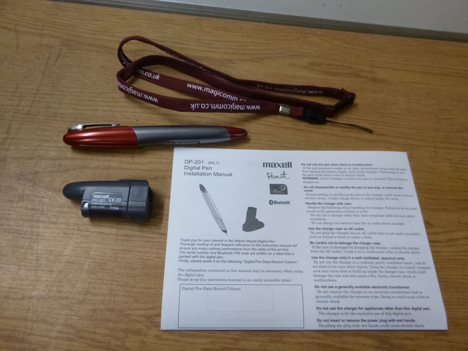 HITACHI MAXELL PENIT DP-201 DIGITAL PEN SET COMPRISING PEN, CHARGER, LANYARD & INFORMATION SHEET.