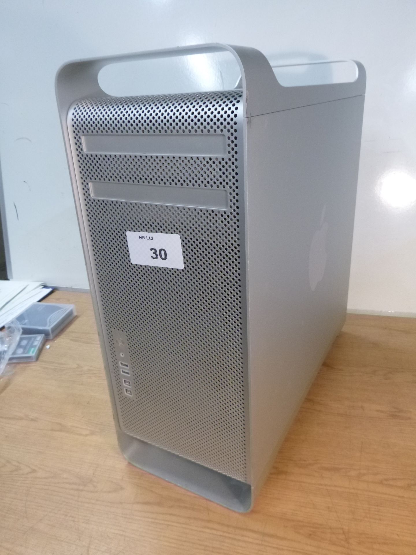 APPLE MAC PRO A1289 TOWER SYSTEM. QUAD CORE 2.66GHZ PROCESSOR. 12GB RAM, 750GB HDD. DVDRW. LION 10.