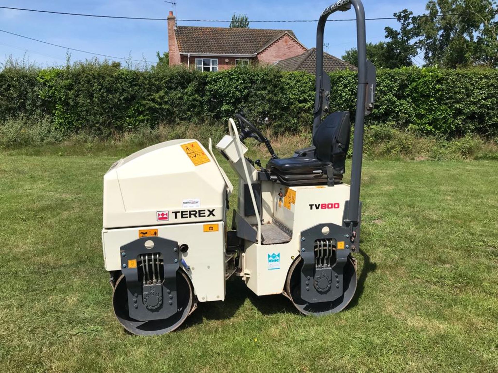 2010 TEREX TV800 DOUBLE DRUM VIBRATING ROLLER - Image 2 of 9