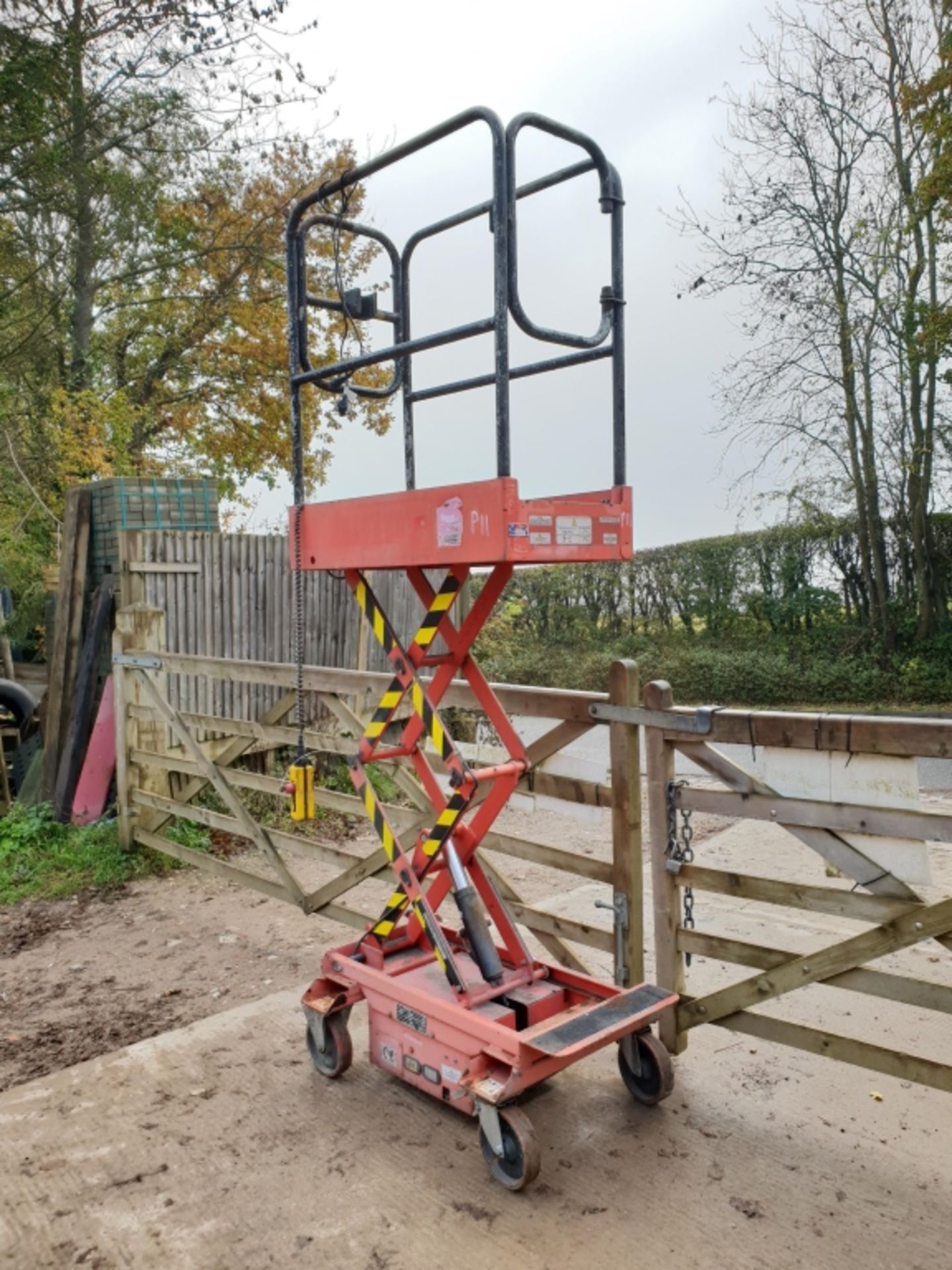 2009 Pop Up Scissor Lift Access Platform Podium - Image 2 of 4