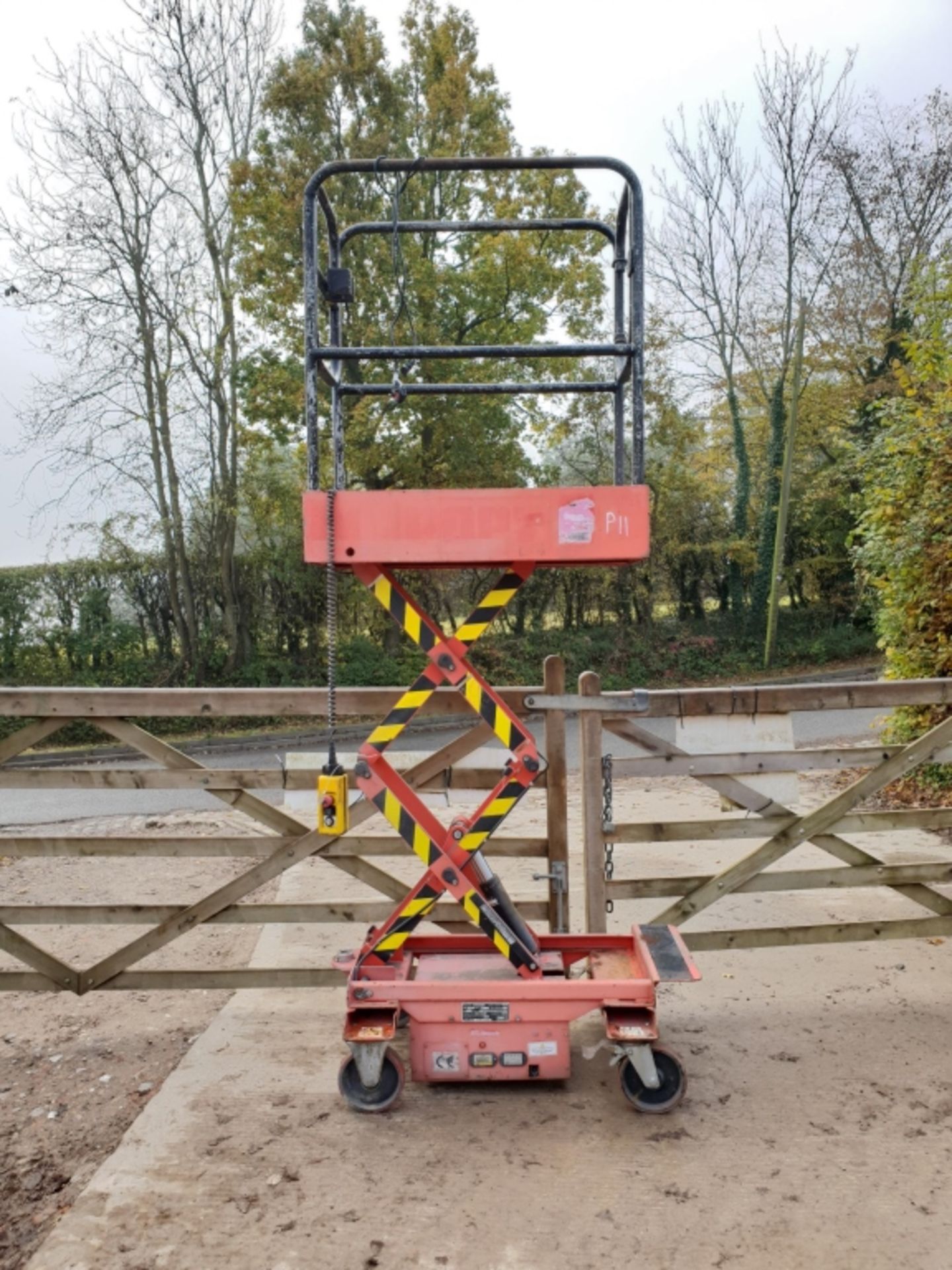 2009 Pop Up Scissor Lift Access Platform Podium - Image 3 of 4