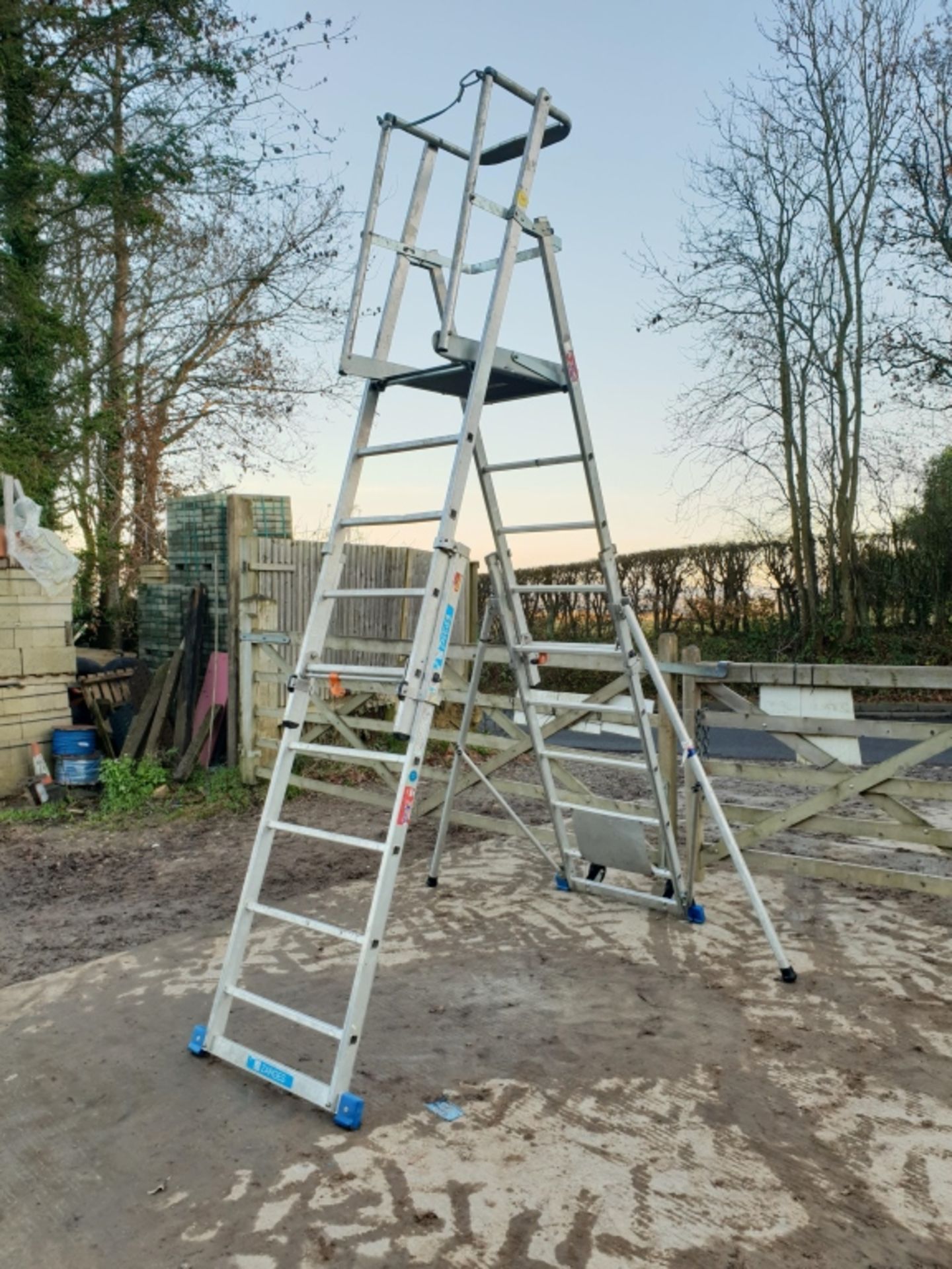 Zarges Z600 Extendable Platform Ladder. (ref.A) - Image 3 of 3