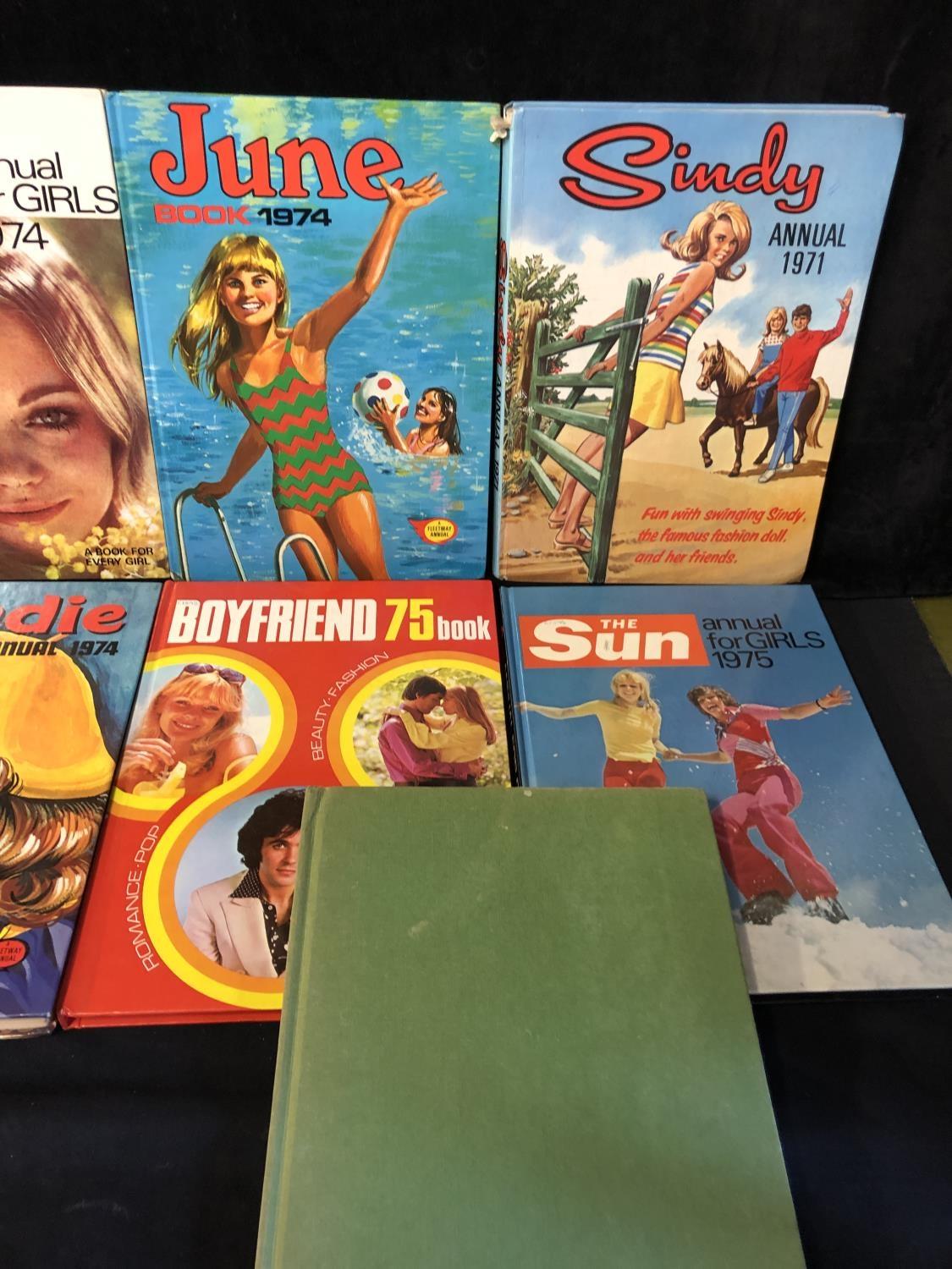 Vintage 1970's Girl's annual books including Sindy Annual 1971 - 'Fun with swinging Sindy, the - Image 5 of 5