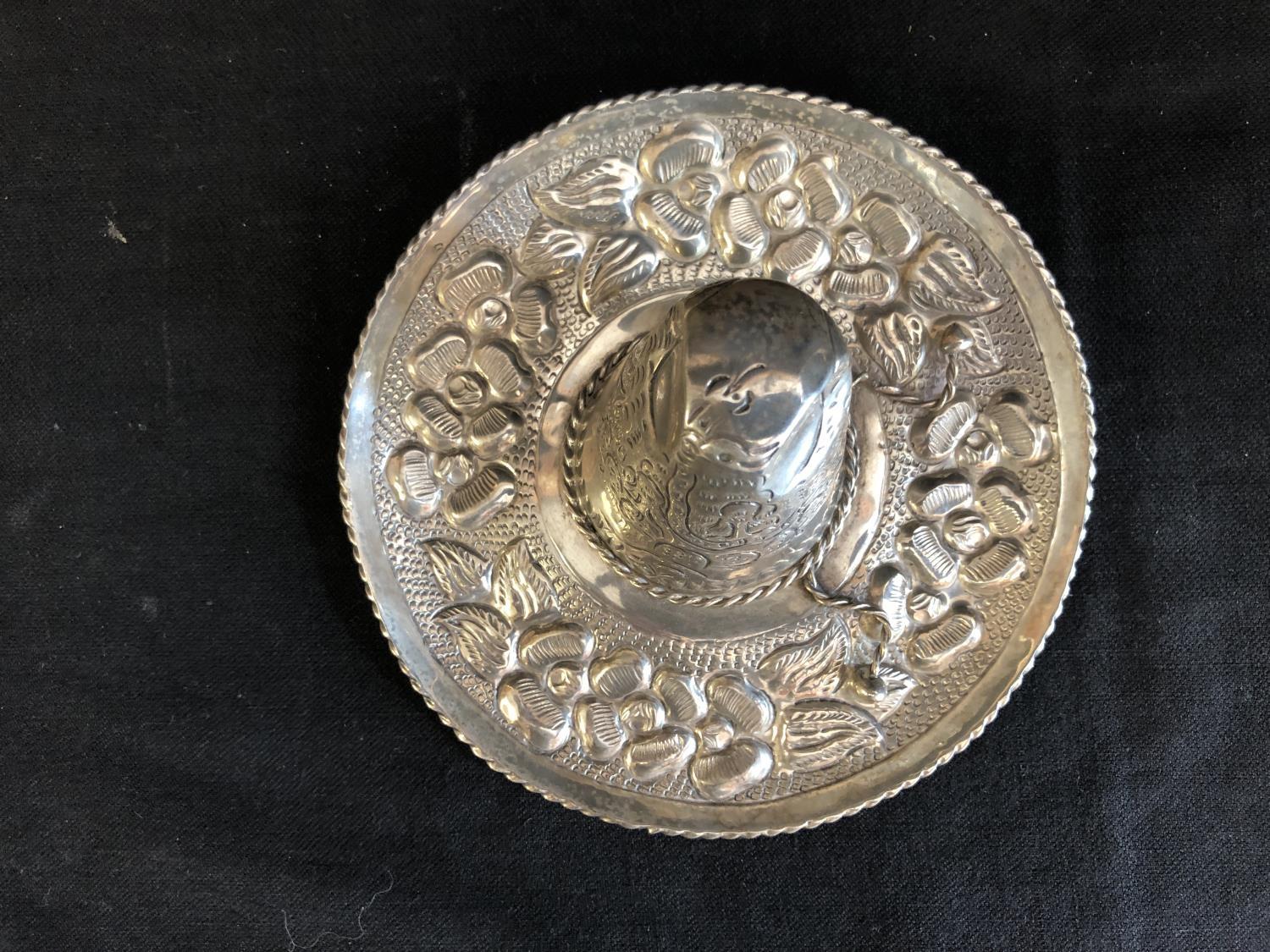 A Mexican sombrero hat pin tray, decorated with repousse work with further chasing of a garland of - Image 3 of 5