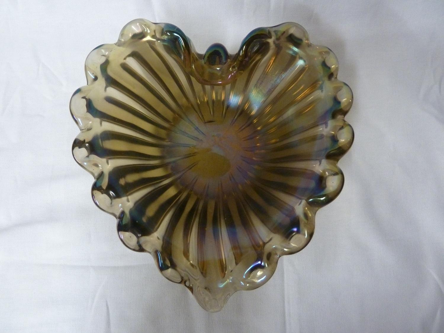 Barovier & Toso - An iridescent golden amethyst glass heart form bowl, Italian, 20th Century, 24cm - Image 9 of 10