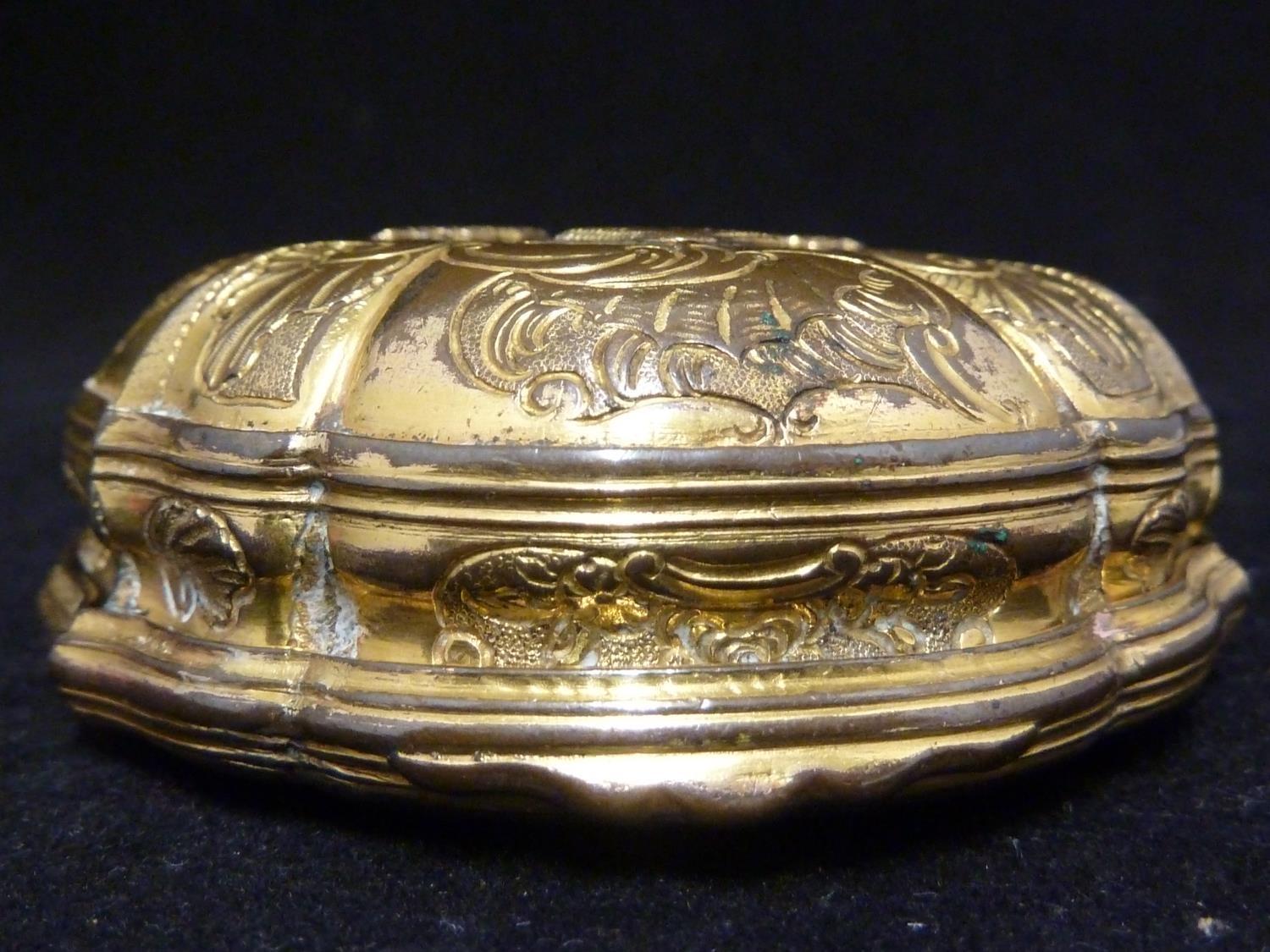 A gilt metal snuff box, in Louis XV style, of bombe form decorated with foliate scrolls and on three - Image 6 of 6