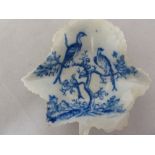 A Caughley porcelain pickle leaf dish, printed in blue with birds in branches pattern, c1785, 9cm