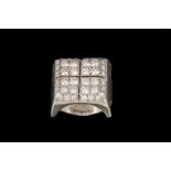 A DIAMOND CLUSTER DRESS RING, mounted on 18ct white gold