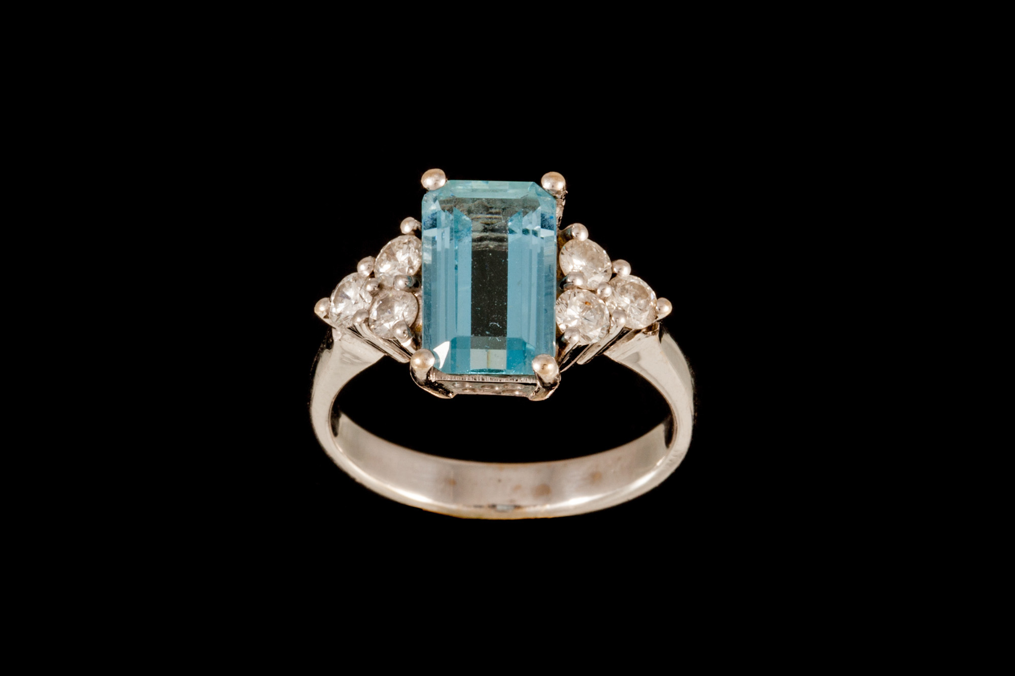 AN AQUAMARINE AND DIAMOND RING, with aquamarine of approx. 2.00ct, diamonds of approx. 0.60ct in