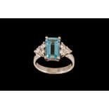 AN AQUAMARINE AND DIAMOND RING, with aquamarine of approx. 2.00ct, diamonds of approx. 0.60ct in