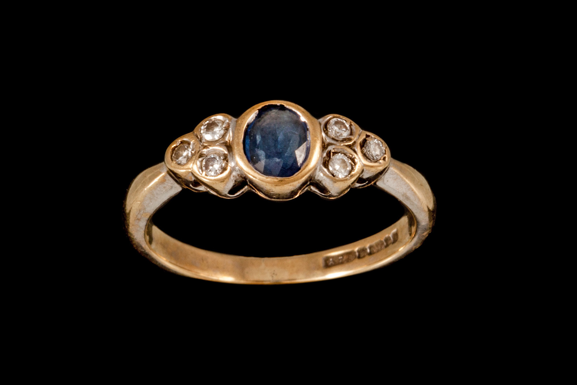 A SAPPHIRE AND DIAMOND DRESS RING, mounted in yellow gold