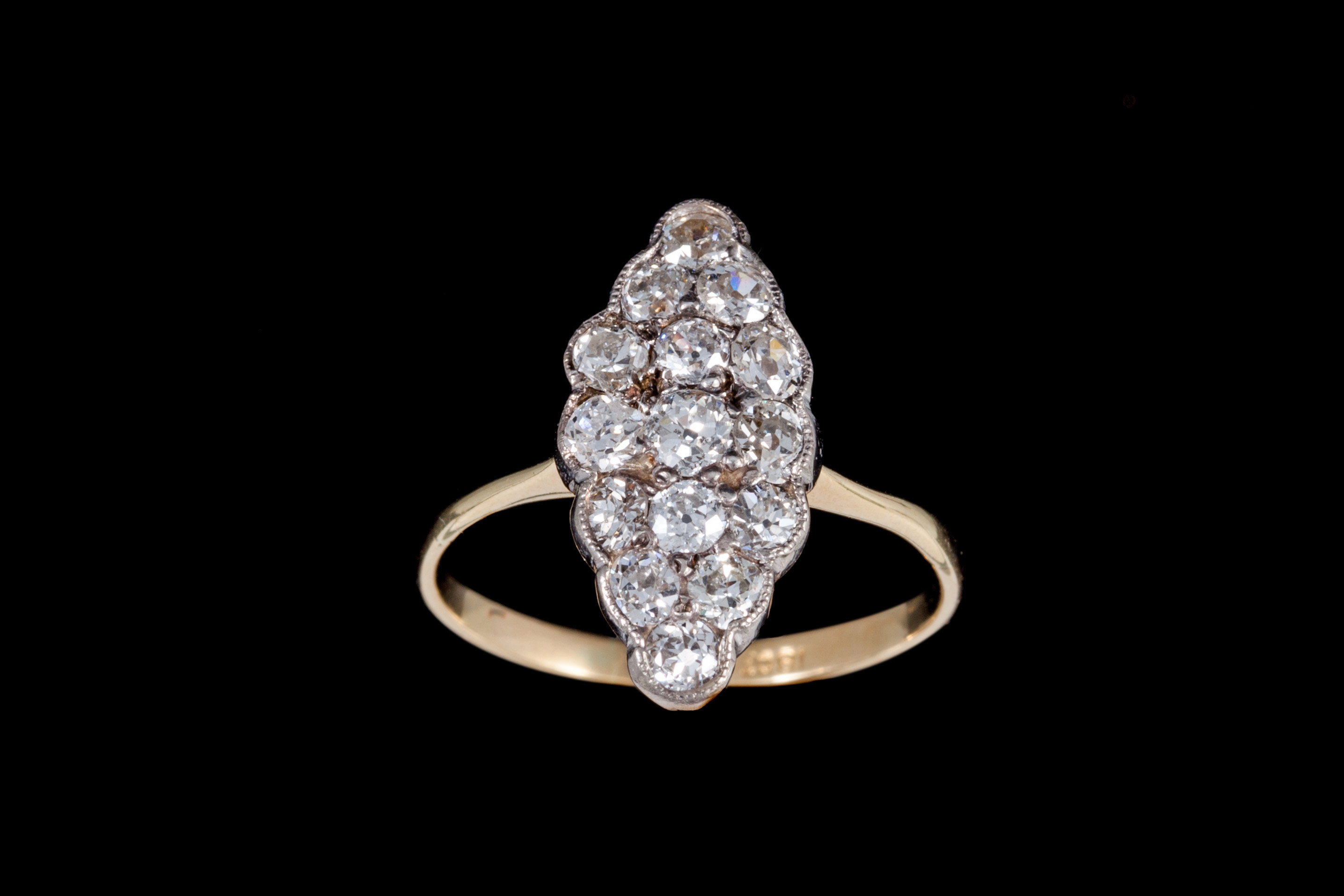 A DIAMOND FINGERLINE RING, of approx. 0.90ct in total, mounted on 18ct yellow gold