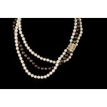 A TRIPLE STRAND BLACK AND WHITE CULTURED PEARL NECKLACE, with diamond set clasp, mounted in 14ct