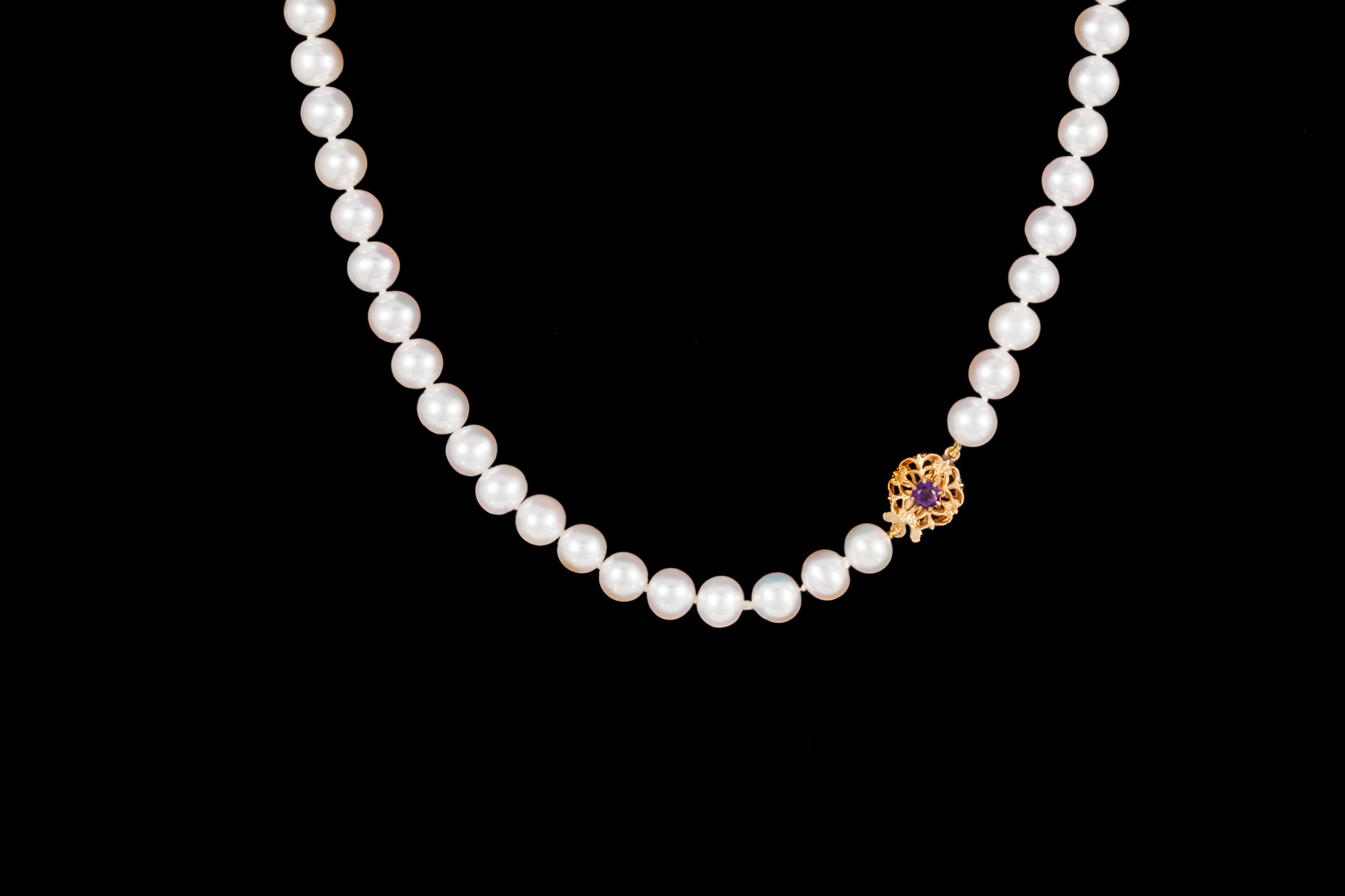 A JAPANESE RIVER PEARL NECKLACE, with 9ct gold clasp, 17''