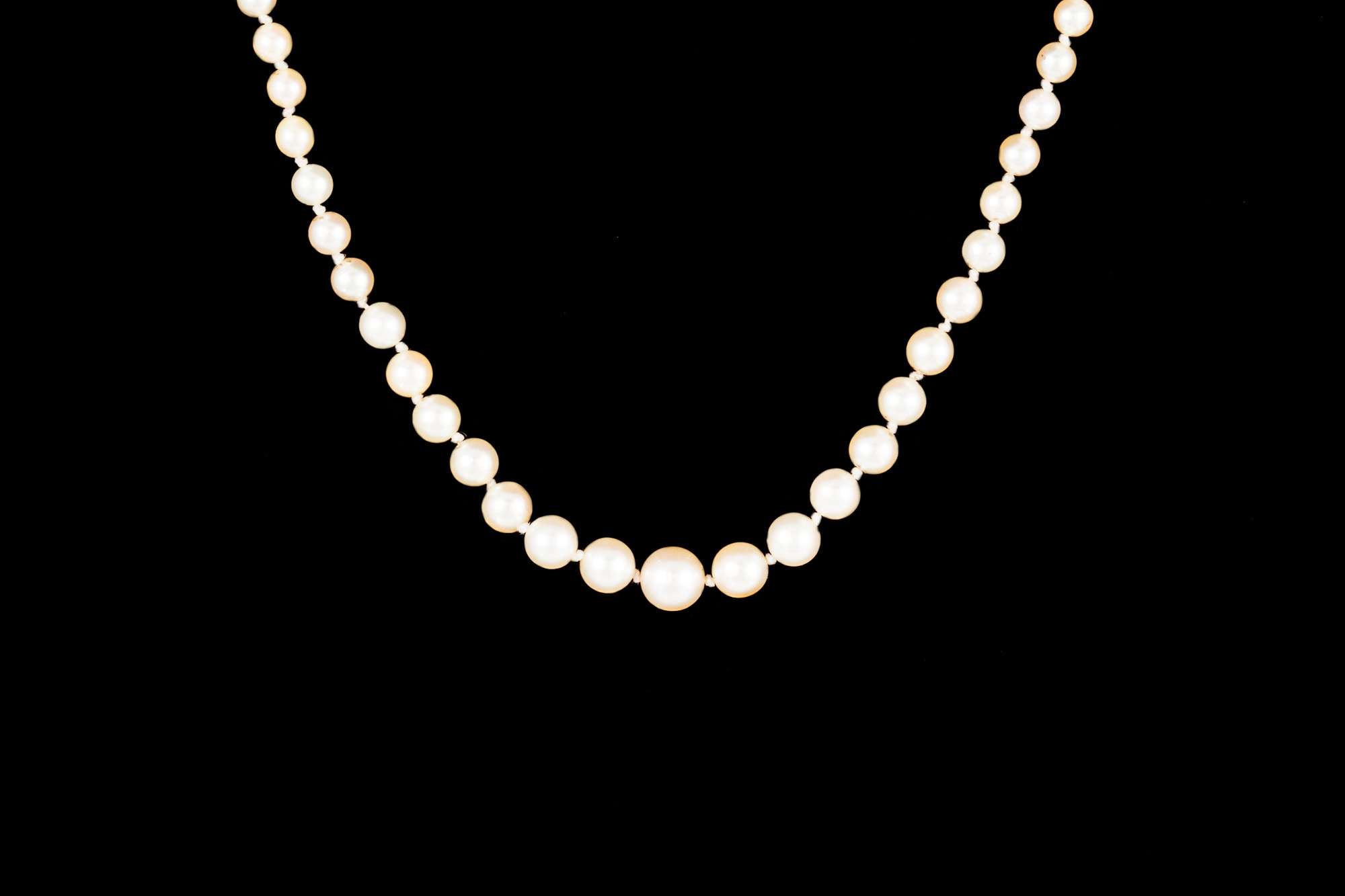 A GRADUATED CULTURED PEARL NECKLACE, with sterling silver clasp