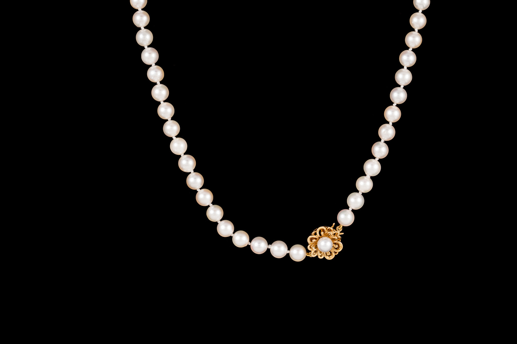 A CULTURED PEARL NECKLACE, with 9ct gold clasp, 28''