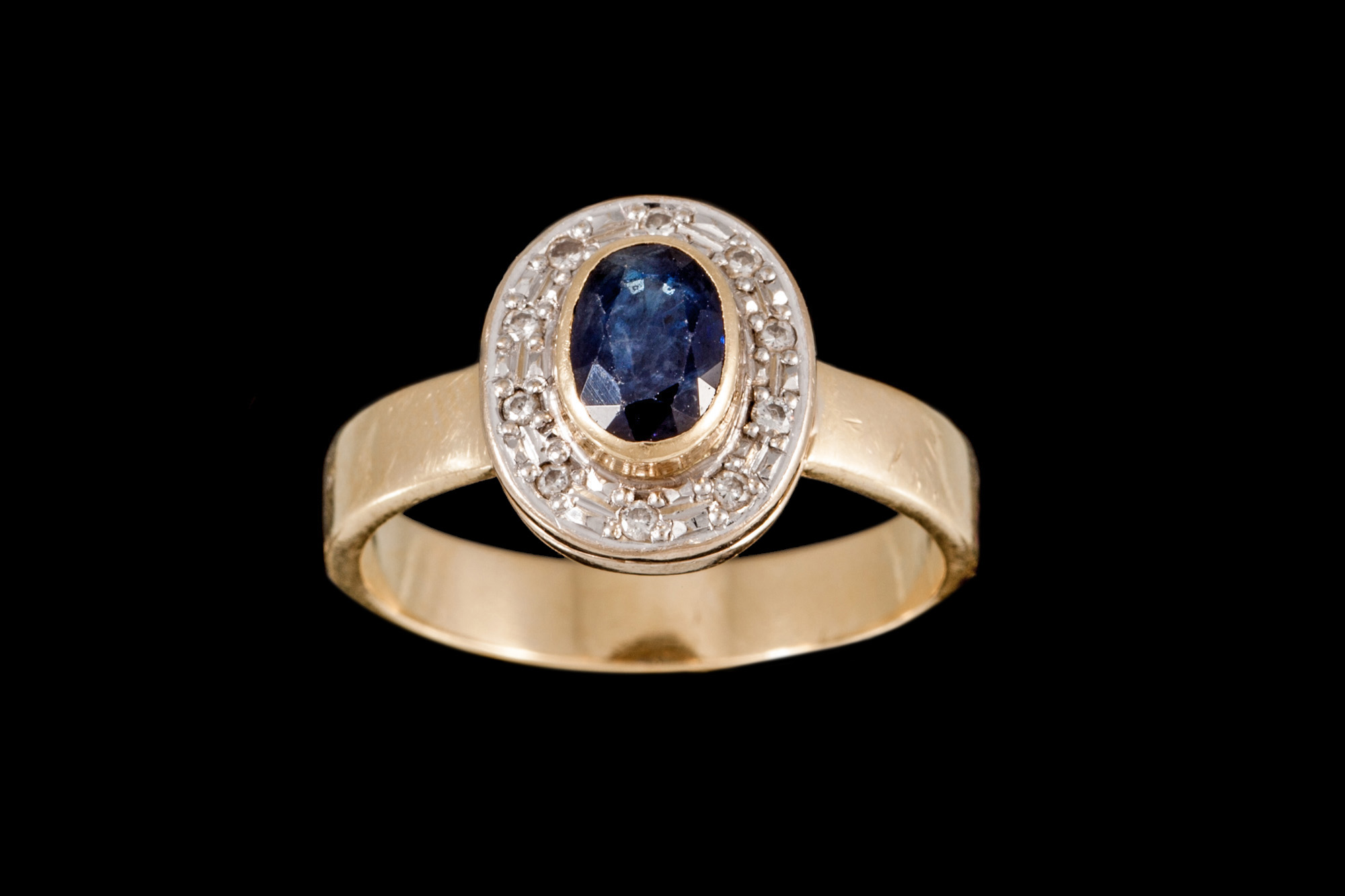 A SAPPHIRE AND DIAMOND CLUSTER RING, with sapphire of approx. 0.75ct, diamonds of approx. 0.10ct