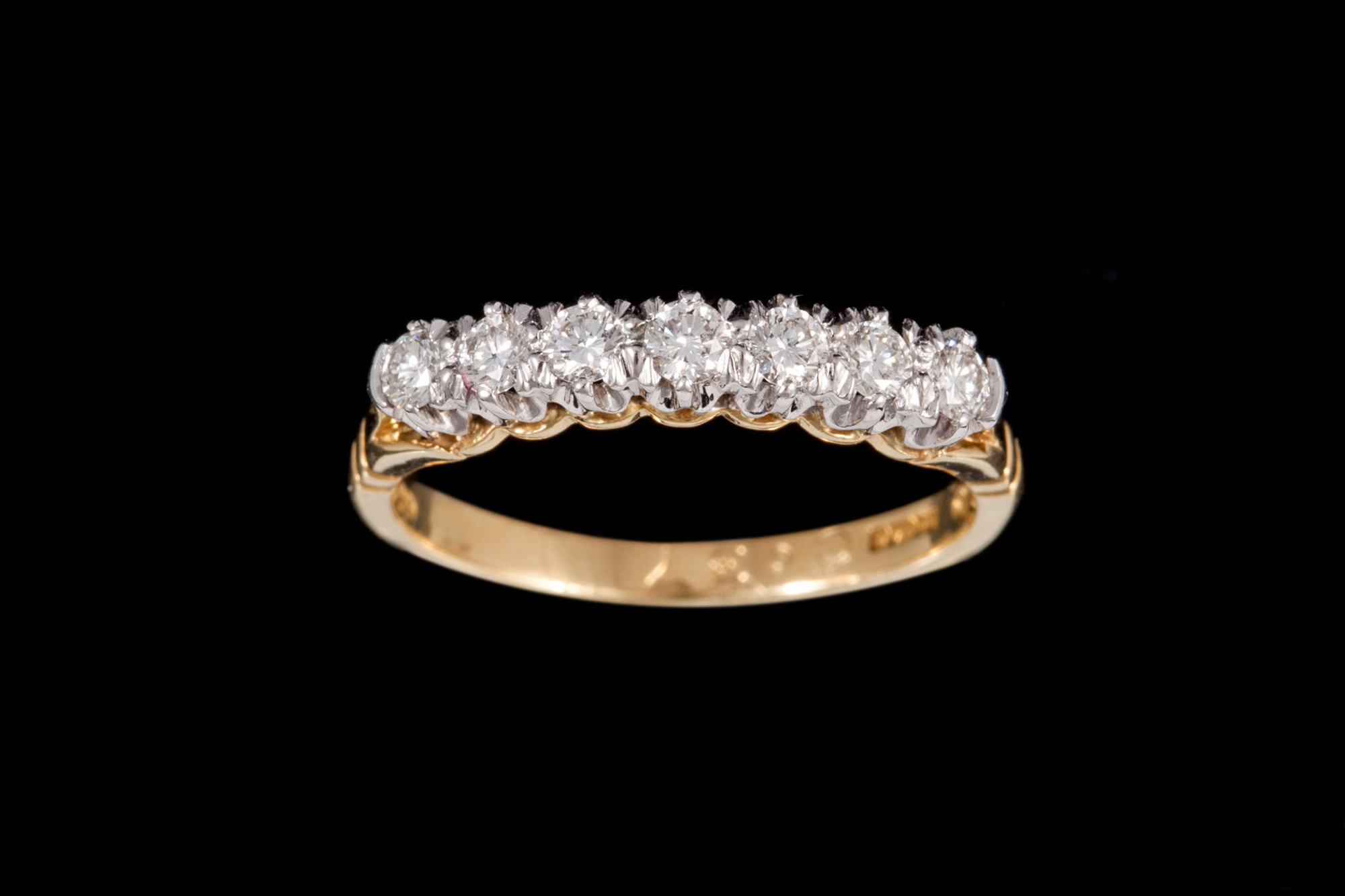 A SEVEN STONE DIAMOND RING, mounted on 18ct gold