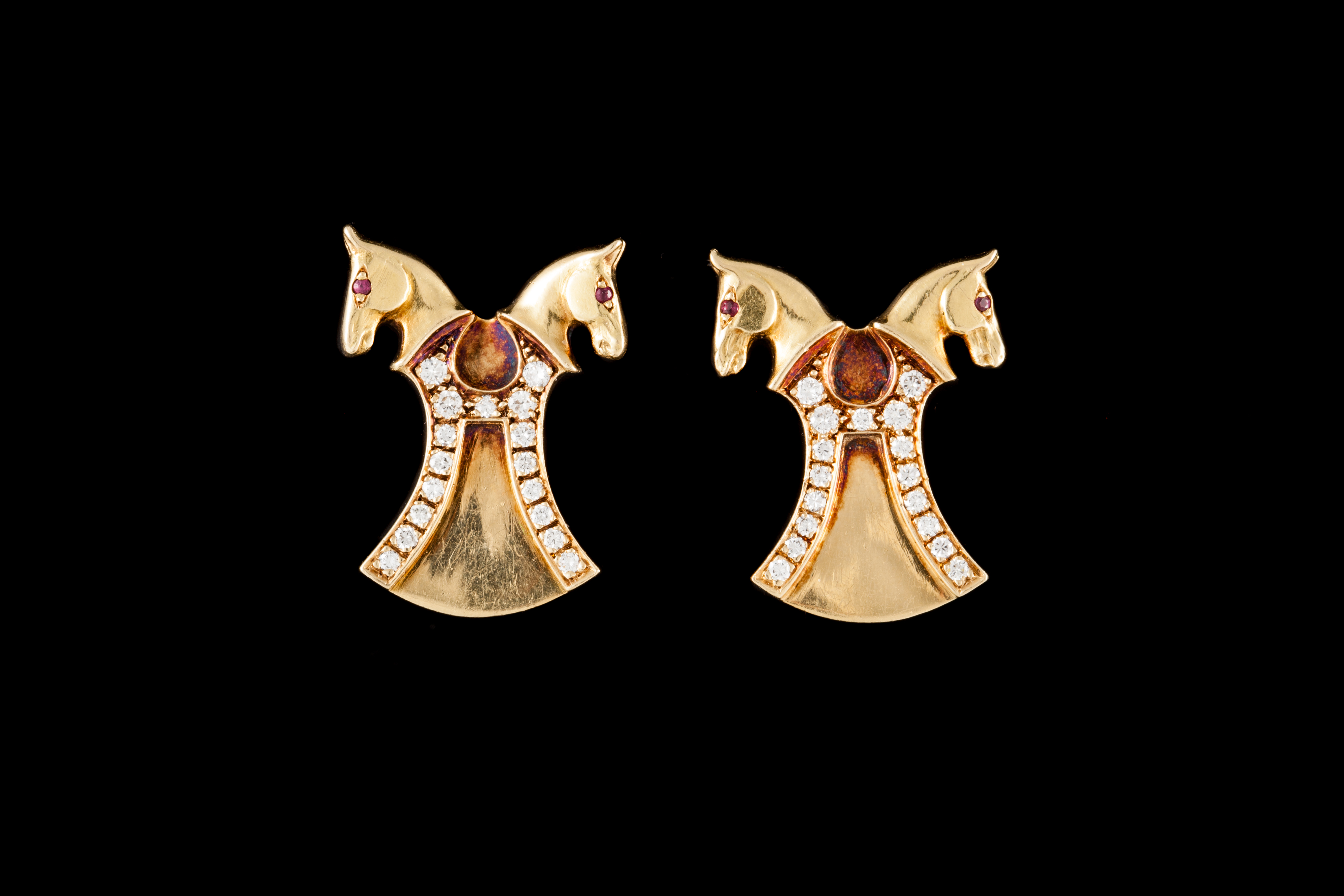 A PAIR OF DIAMOND SET EARRINGS, depicting horses, mounted on 18ct gold