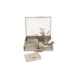 A VAN CLEEF & ARPELS BEAUTY BOX, in metal, gold and sapphire, in presentation case