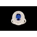 A SAPPHIRE AND DIAMOND CLUSTER RING, with sapphire of approx. 2.50ct, diamonds of approx. 1.20ct