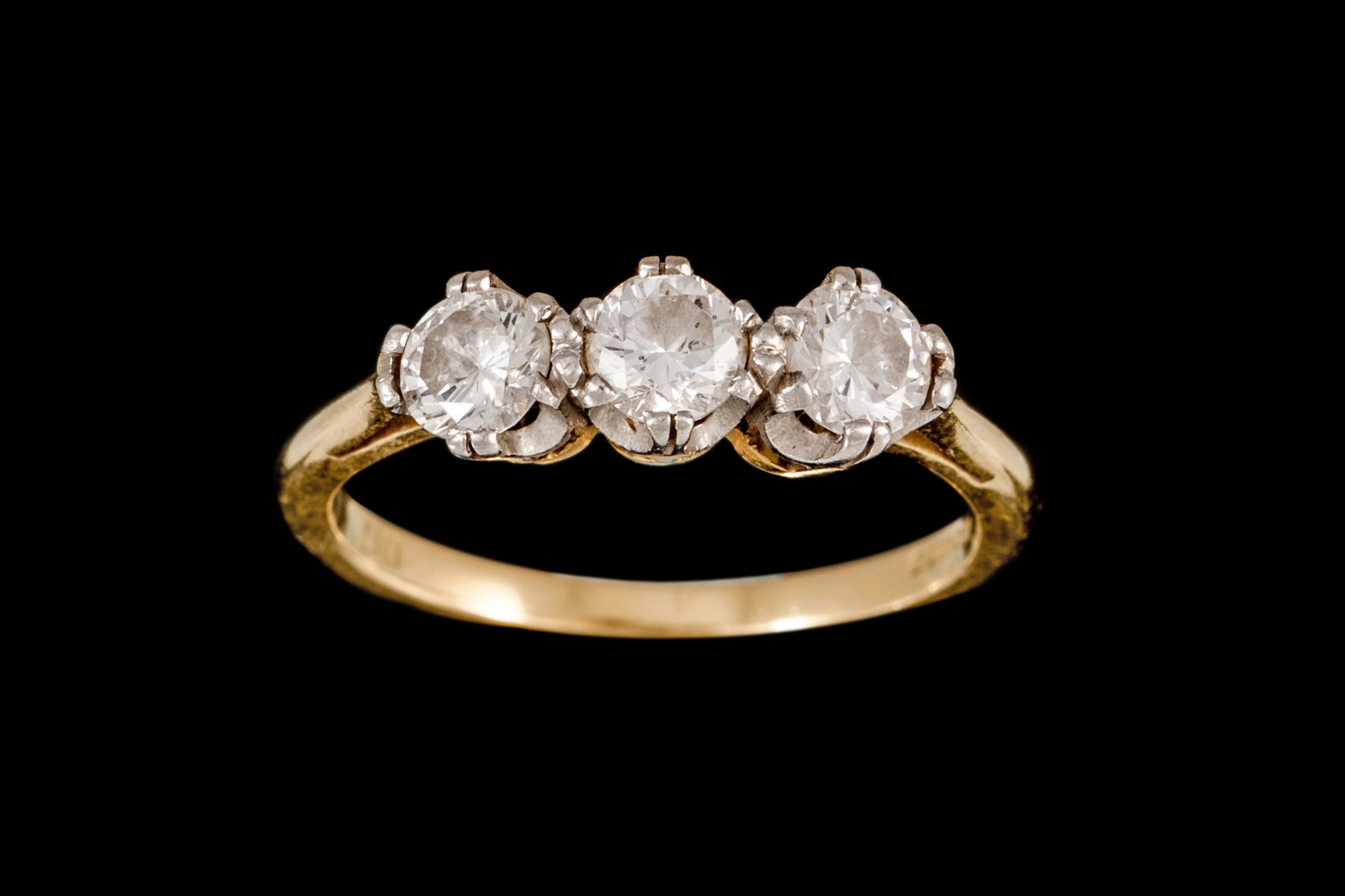 A DIAMOND THREE STONE RING, of approx. 1.00ct in total H/I SI, mounted in 18ct yellow and white