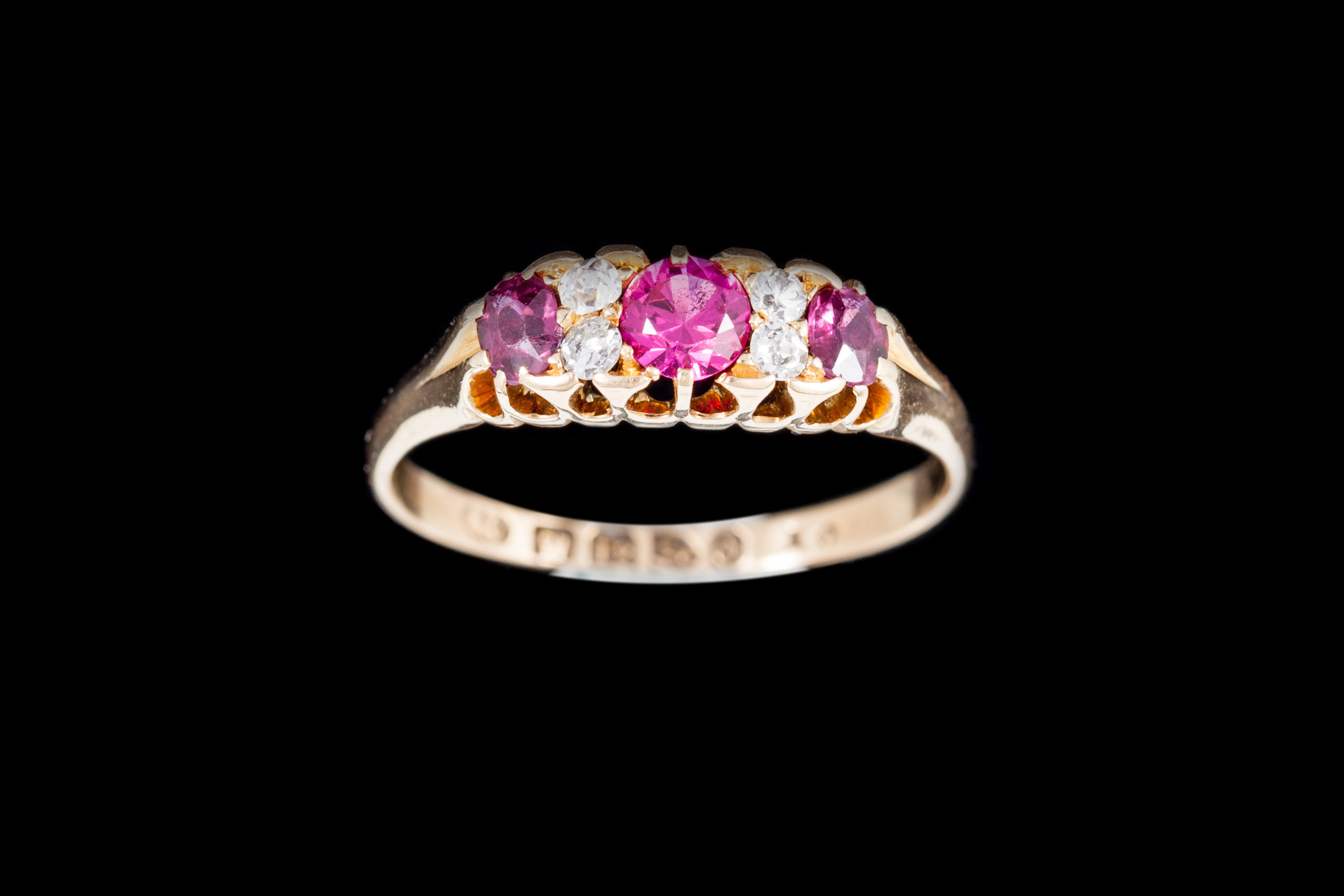 A VICTORIAN RUBY AND DIAMOND RING, mounted in 18ct yellow gold