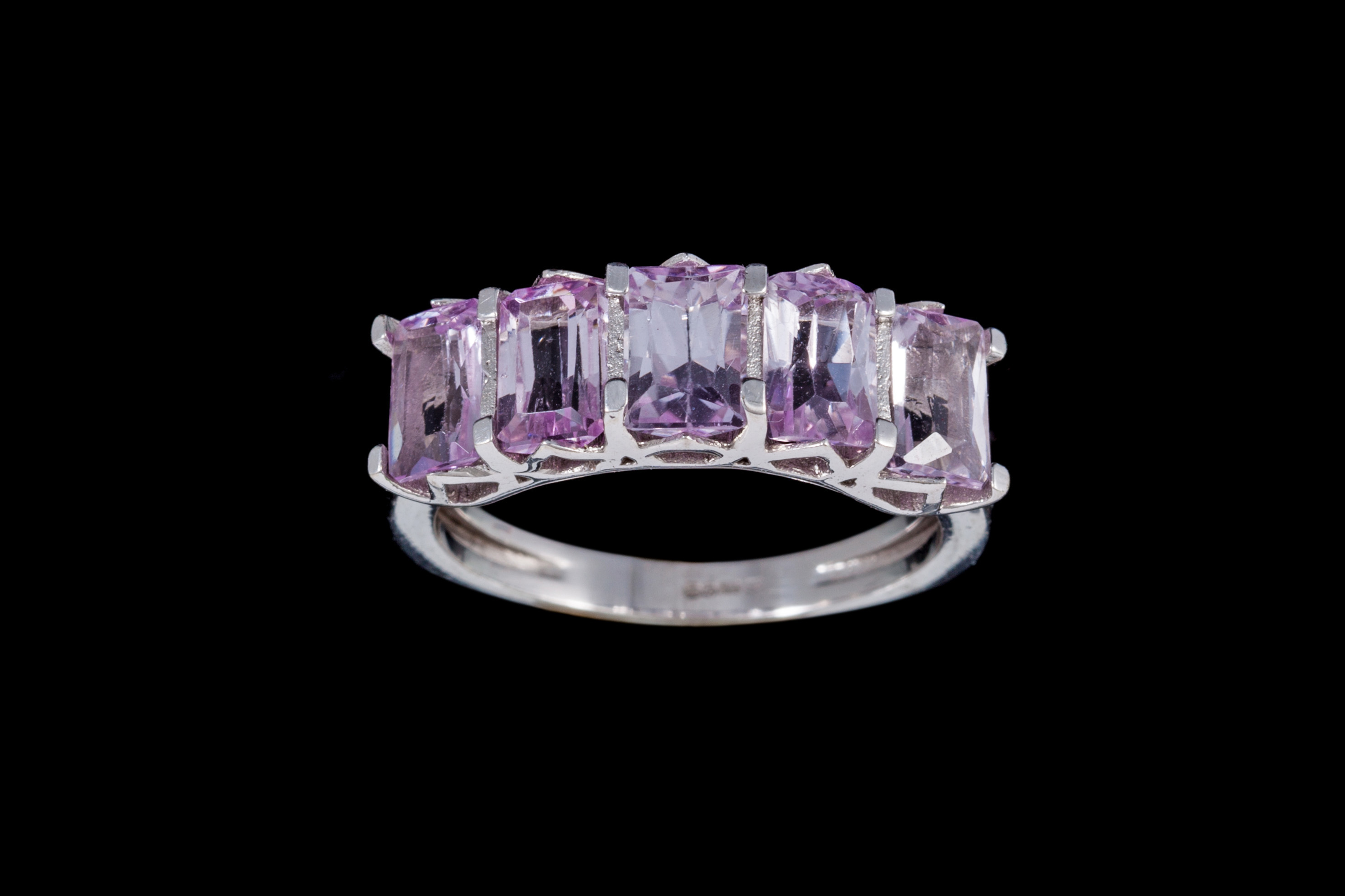 A FIVE STONE KUNZITE RING, of approx. 3.50ct in total, mounted in 9ct white gold