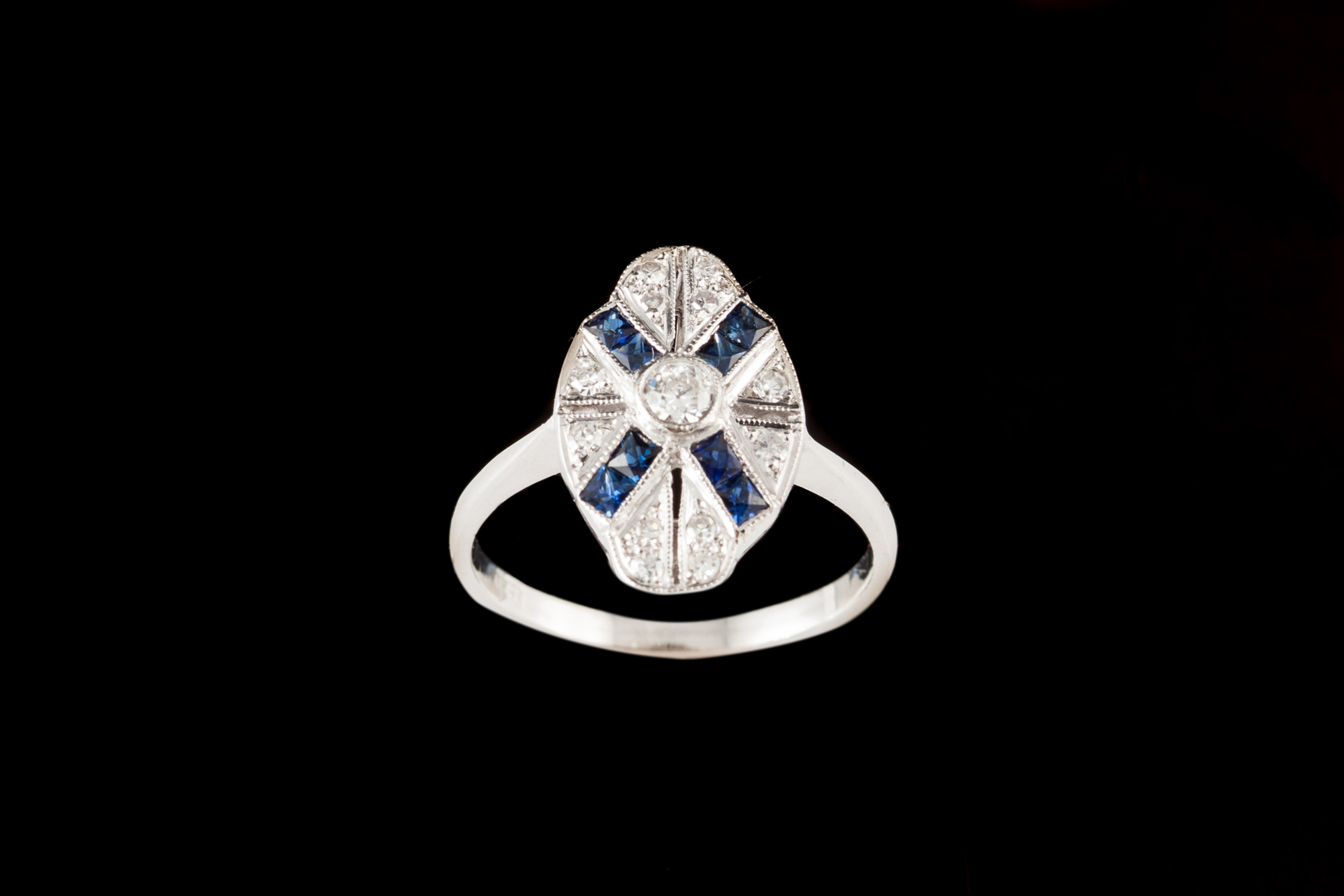 A DIAMOND AND SAPPHIRE DRESS RING,