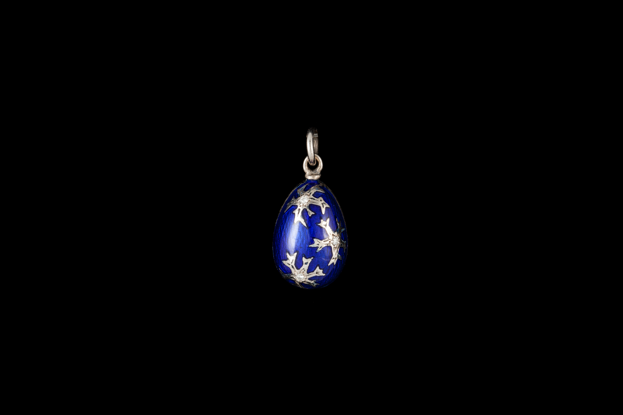 A MODERN BLUE ENAMEL AND DIAMOND FABERGE EGG PENDANT, mounted in 18ct white gold,