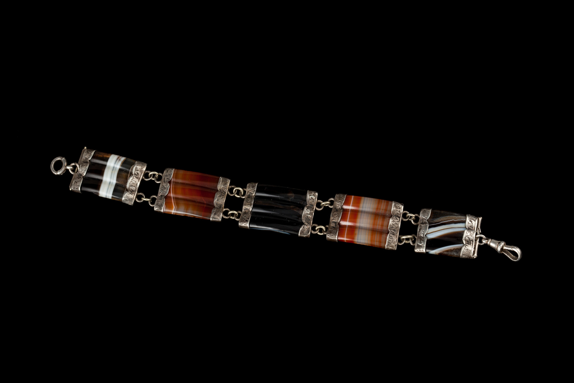 A BANDED AGATE BRACELET