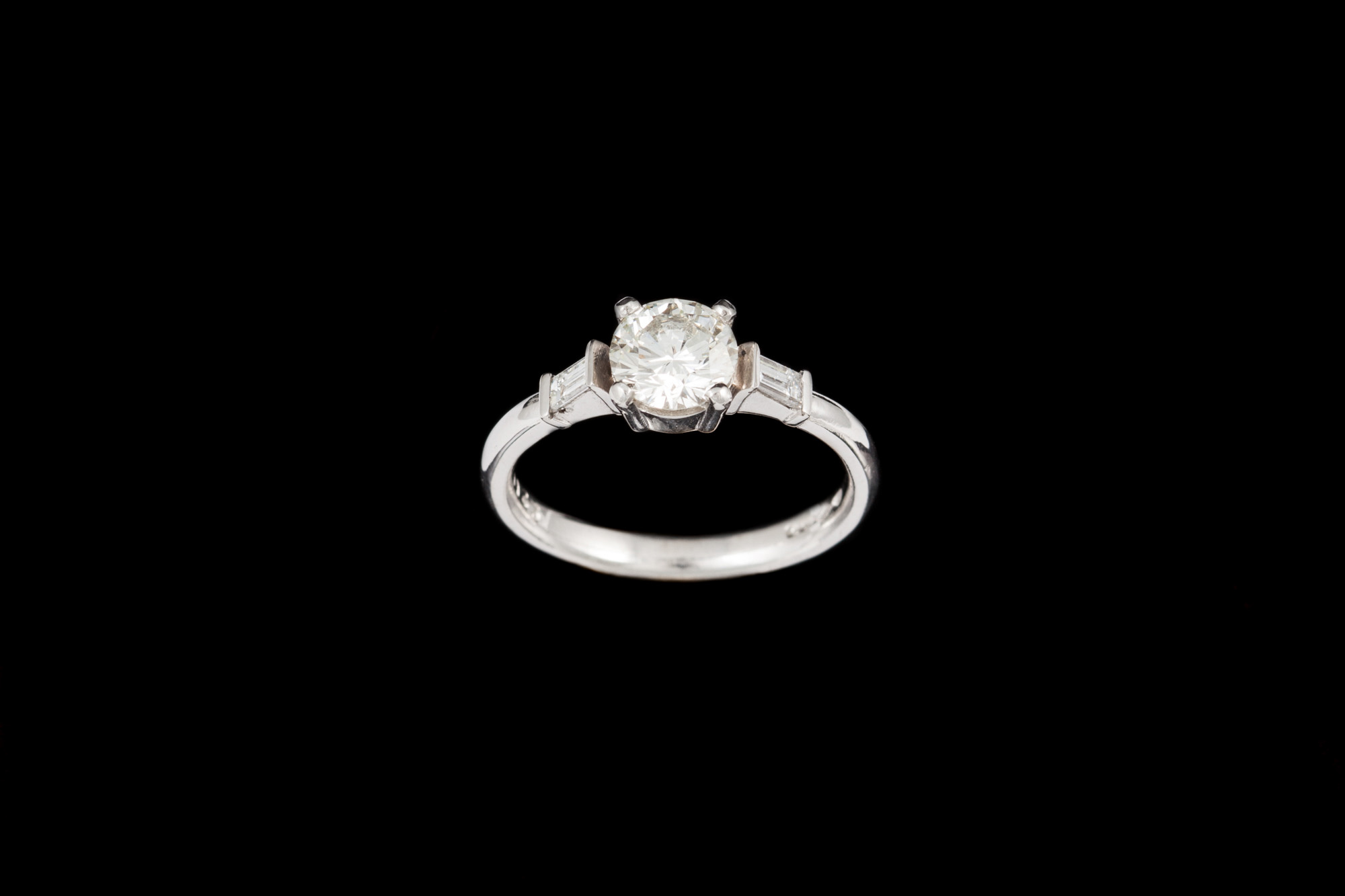 A DIAMOND SOLITAIRE RING, of approx. 1.32ct I/J SI1, mounted in platinum
