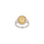 A DIAMOND OVAL CLUSTER RING, with one fancy light yellow oval brilliant cut diamond of 1.