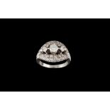 A DIAMOND THREE STONE RING, with diamonds of approx. 1.40ct in total, mounted in platinum.