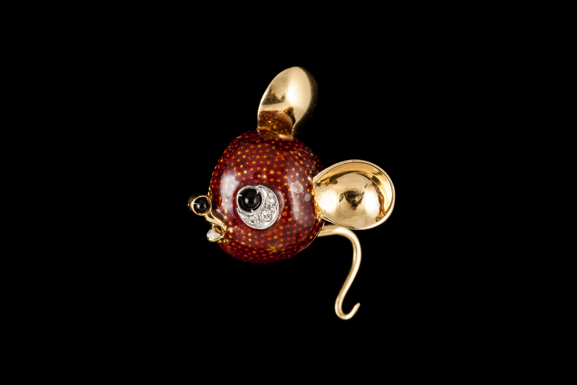 AN ENAMEL AND 18CT GOLD MOUSE HEAD BROOCH, mounted in 18ct gold,