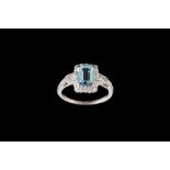 AN AQUAMARINE AND DIAMOND RING, with aquamarine of approx 0.93ct and diamonds of approx 0.