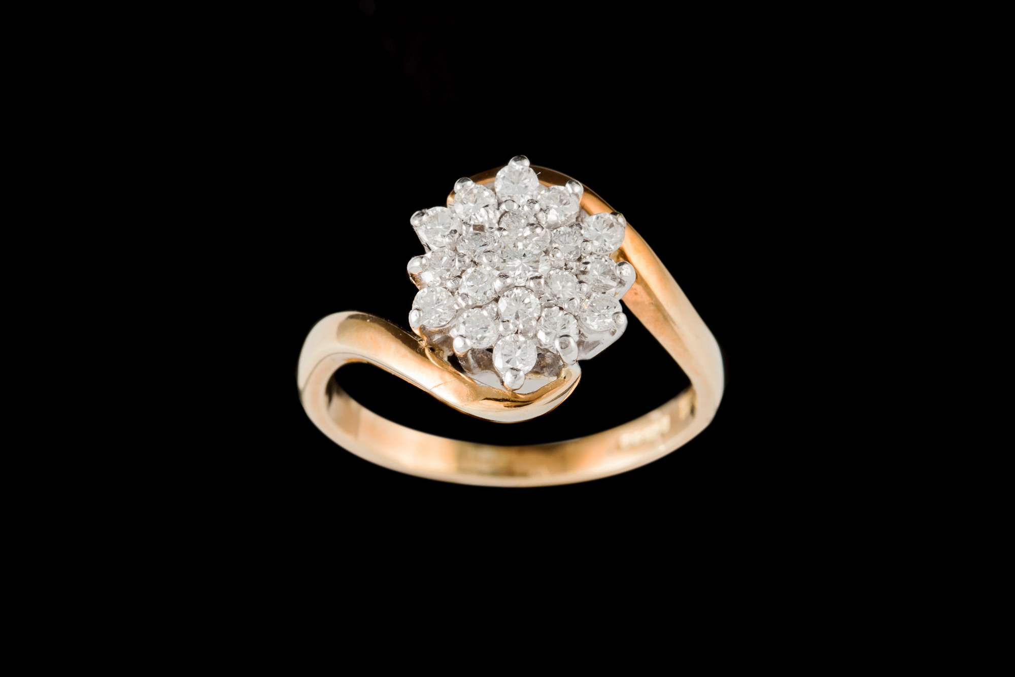 A DIAMOND CLUSTER RING,