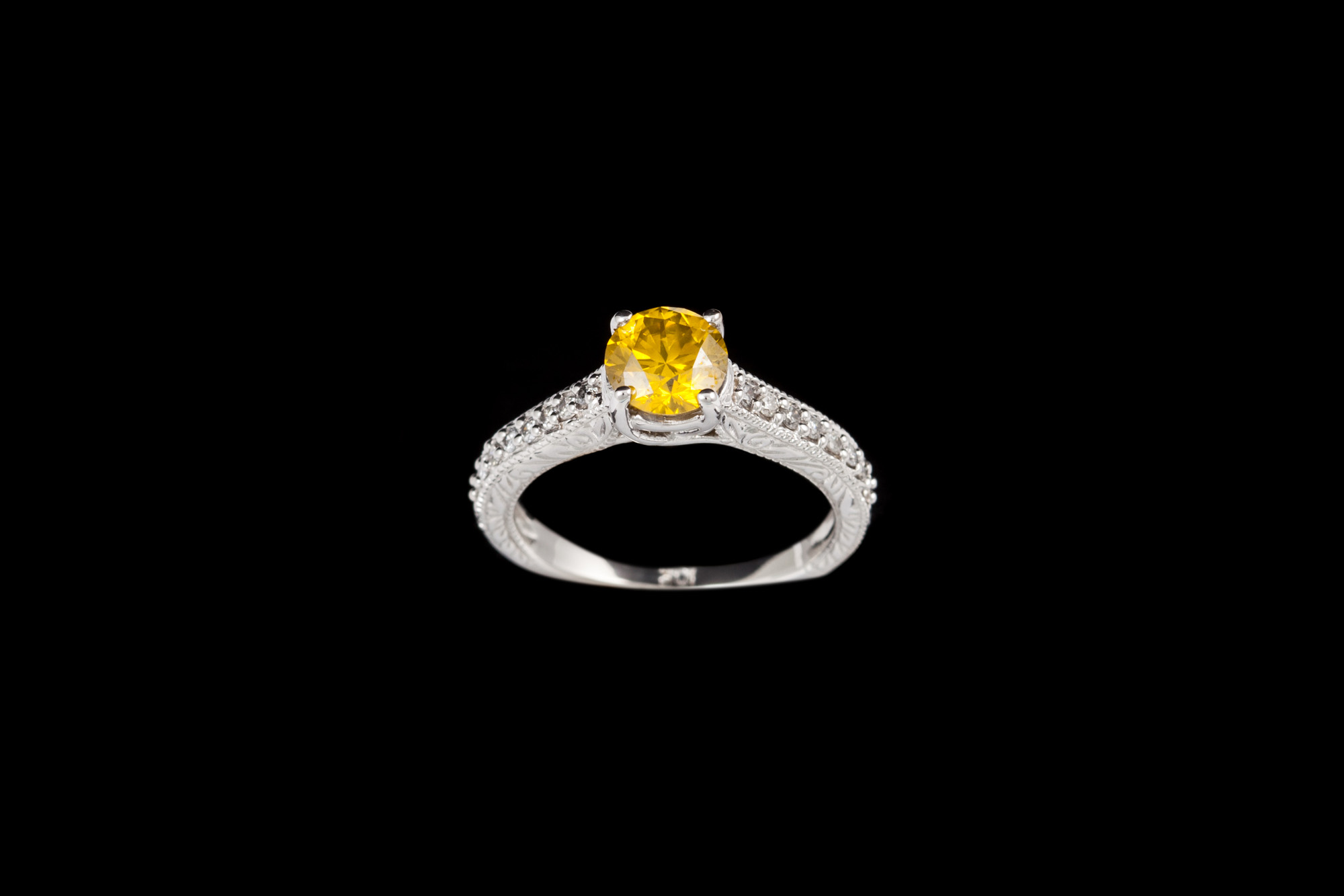 A DIAMOND SOLITAIRE RING, with fancy yellow diamond of approx. 0.