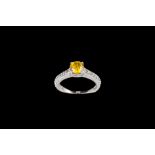 A DIAMOND SOLITAIRE RING, with fancy yellow diamond of approx. 0.