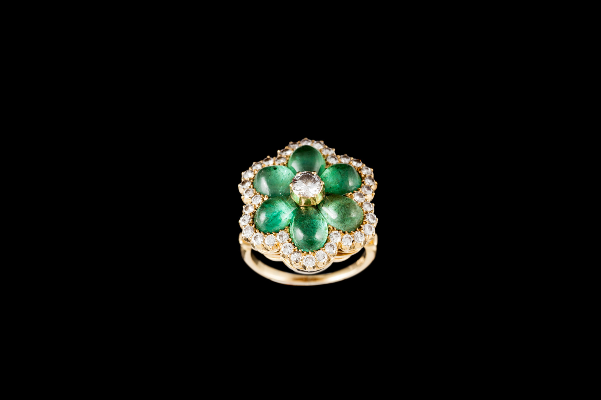 A DIAMOND AND EMERALD CLUSTER FLOWER RING/PENDANT, with centre diamond of approx. 0.