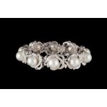 A SOUTH SEA CULTURED PEARL AND DIAMOND BRACELET, with diamonds of approx. 8.