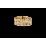 AN 18CT YELLOW GOLD WIDE MESH LINK BRACELET, 62gms