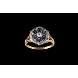 AN EDWARDIAN SAPPHIRE AND DIAMOND CLUSTER RING, with sapphires of approx 0.