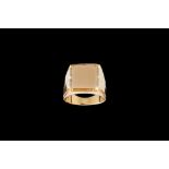 AN 18CT YELLOW GOLD GENTS SIGNET RING, size U,